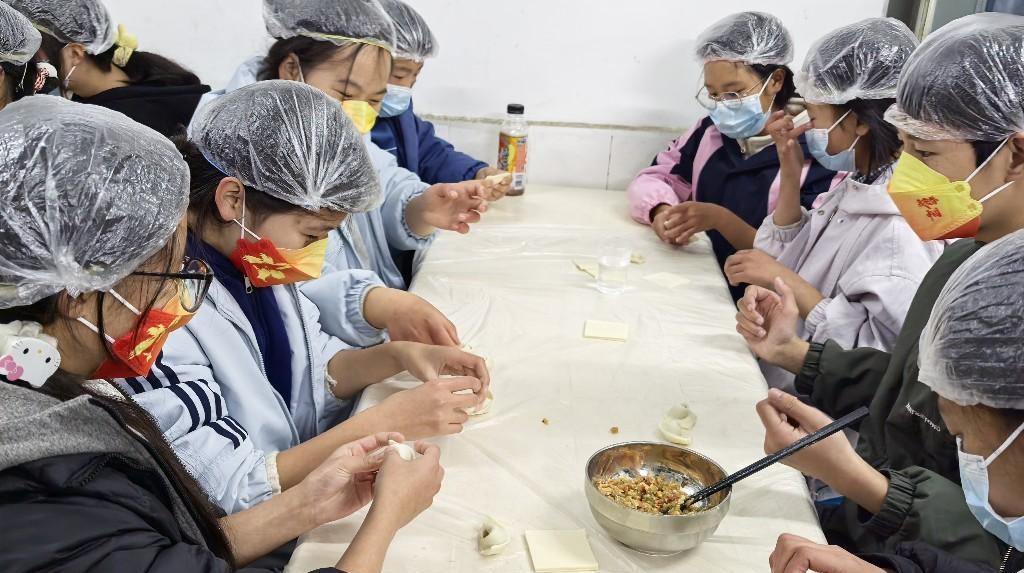 餃香情暖，愛潤童心——安康市平利縣洛河初級中學(xué)舉辦冬至主題勞動實踐關(guān)愛留守兒童活動