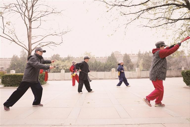 晨练绘就冬日活力画卷