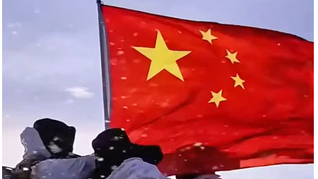 【同在国旗下】零下20℃十级大风 边防官兵踏雪巡边 那抹中国红格外鲜艳！