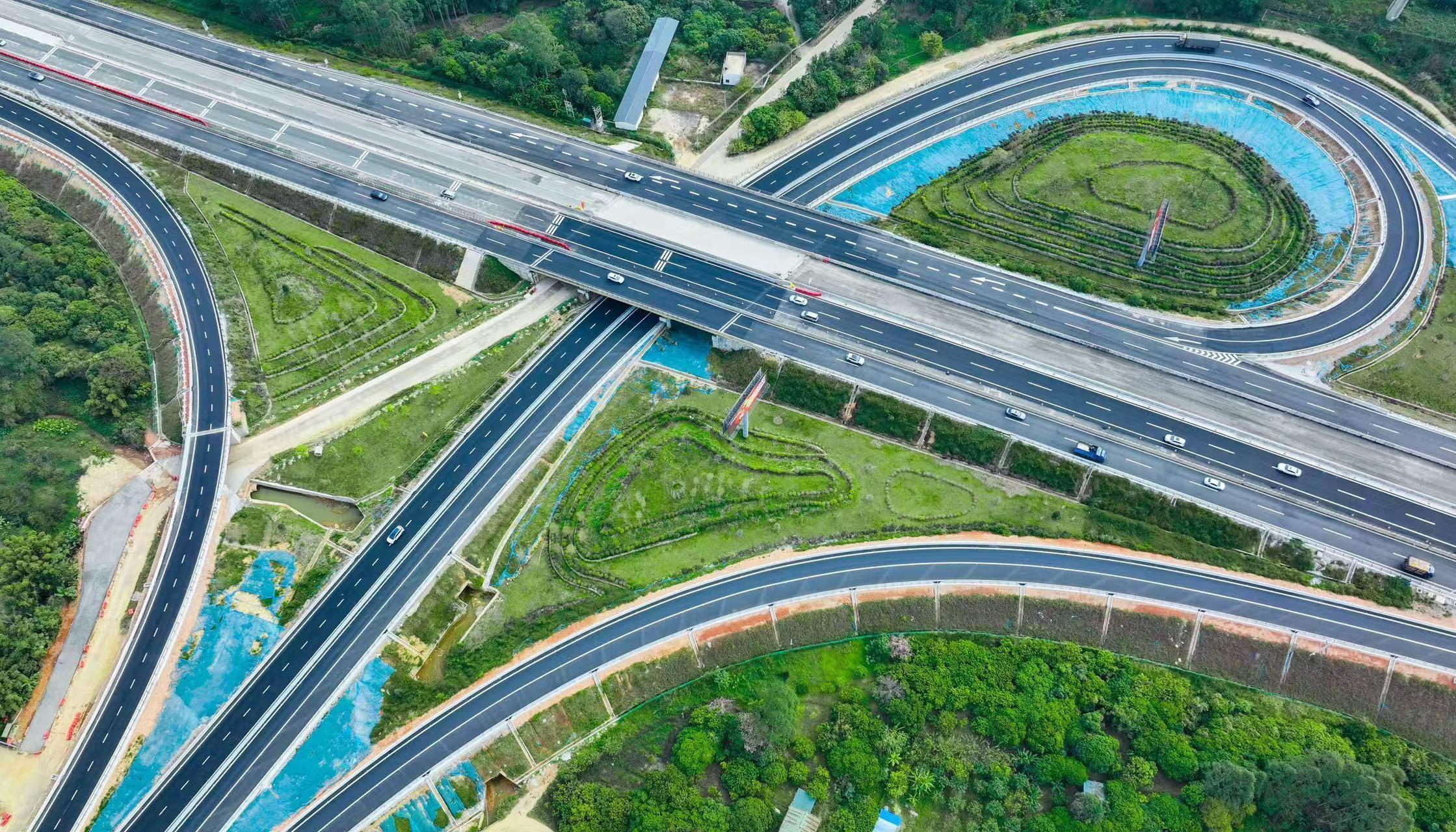 【好评中国】年终回望：交通强国书写流动中国新答卷