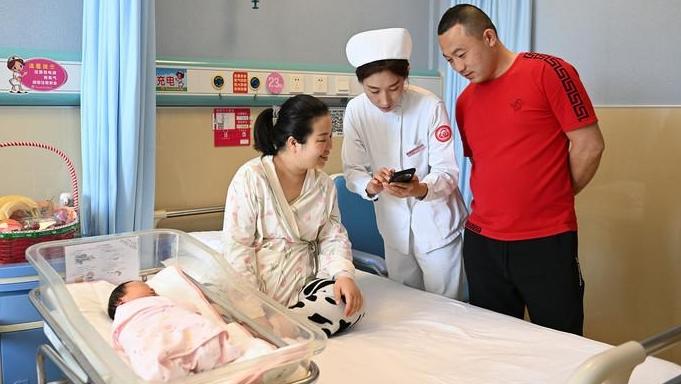 央广时评·回眸2025丨坚持“投资于人” 惠民生和促消费双向奔赴