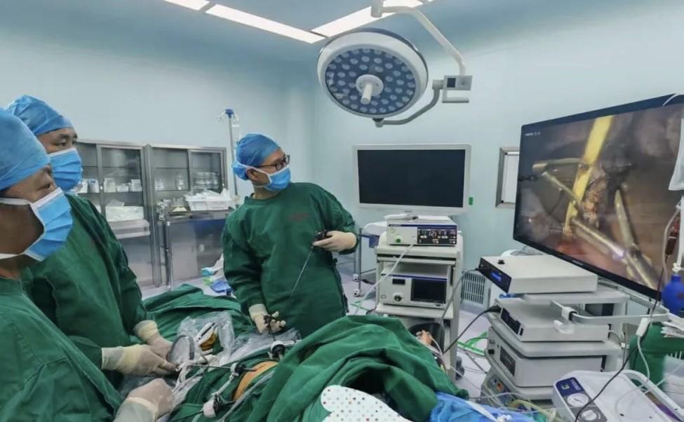 海拔4300米的生命突圍！阿里首例兒童腹腔鏡肝破裂切除術成功實施