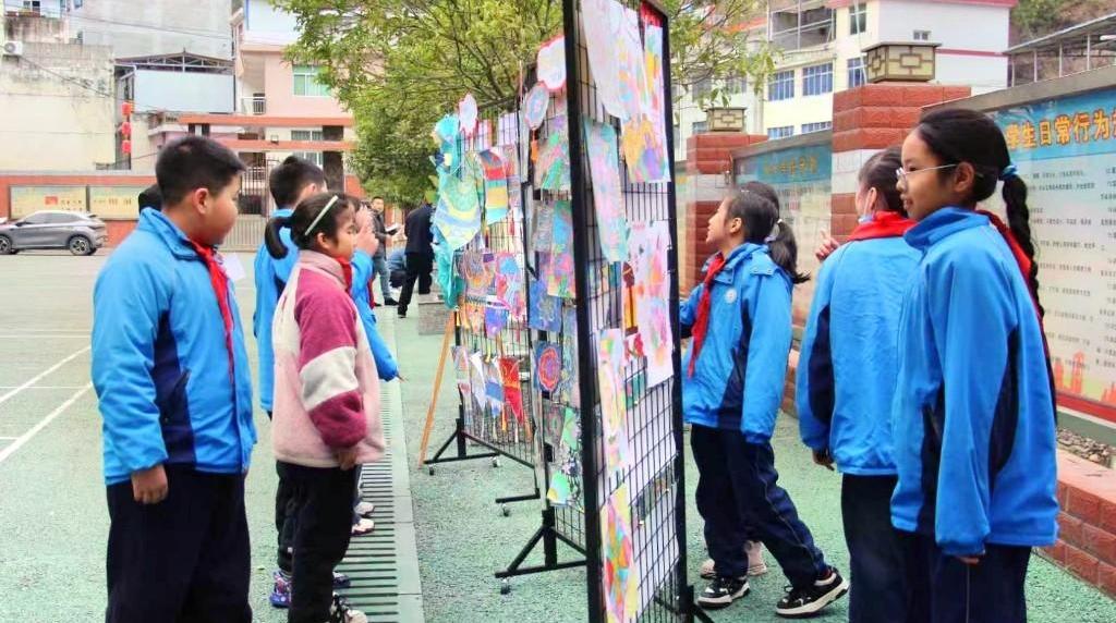 巧手捏出团圆饭 彩灯点亮新年愿——旬阳市桐木镇中心学校迎新作品展“玩”出创意新天地