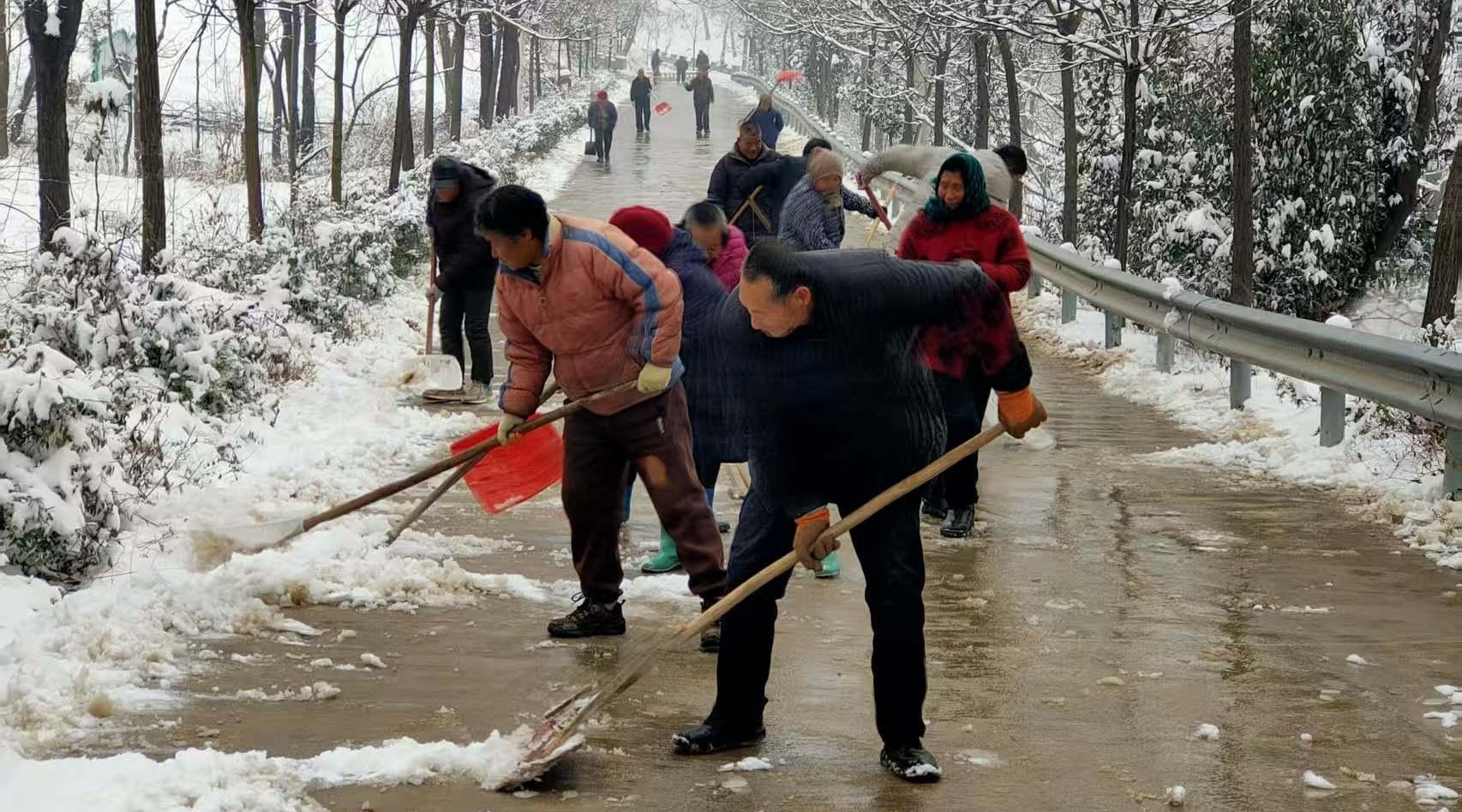 干群齊動手 打通出行路