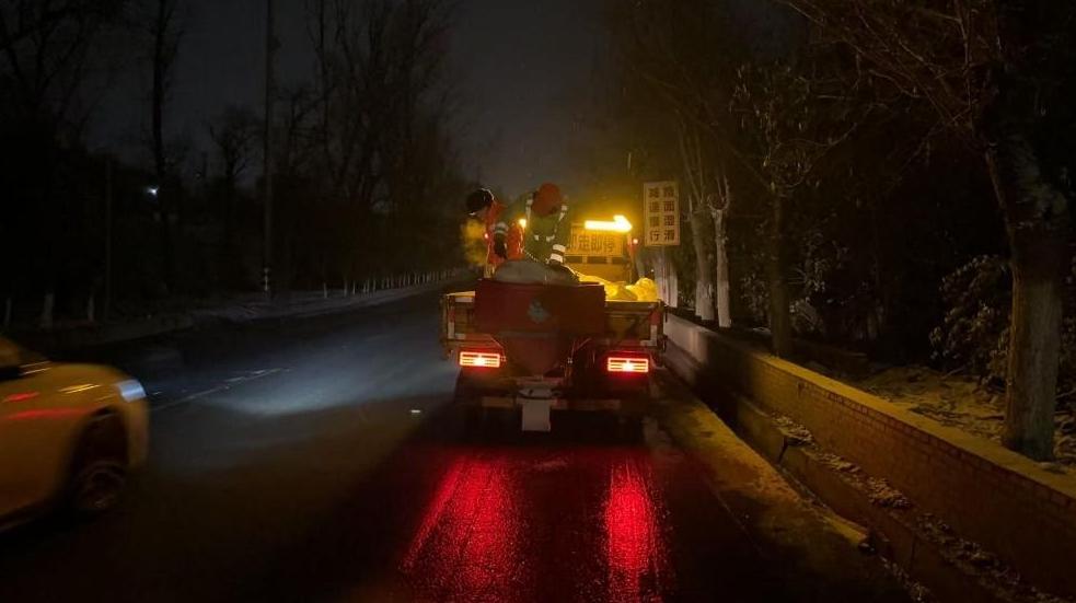 奮戰跨年夜！西安市普通干線公路積雪結冰路段已清理完