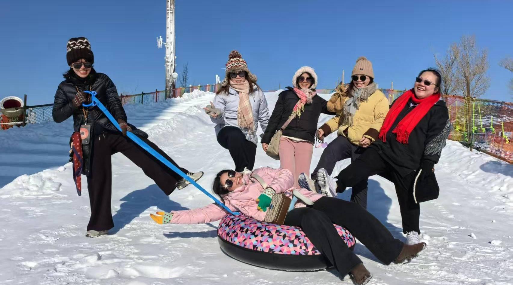 当9600万年的红岩遇上初雪！靖边波浪谷秒变冬日大片现场