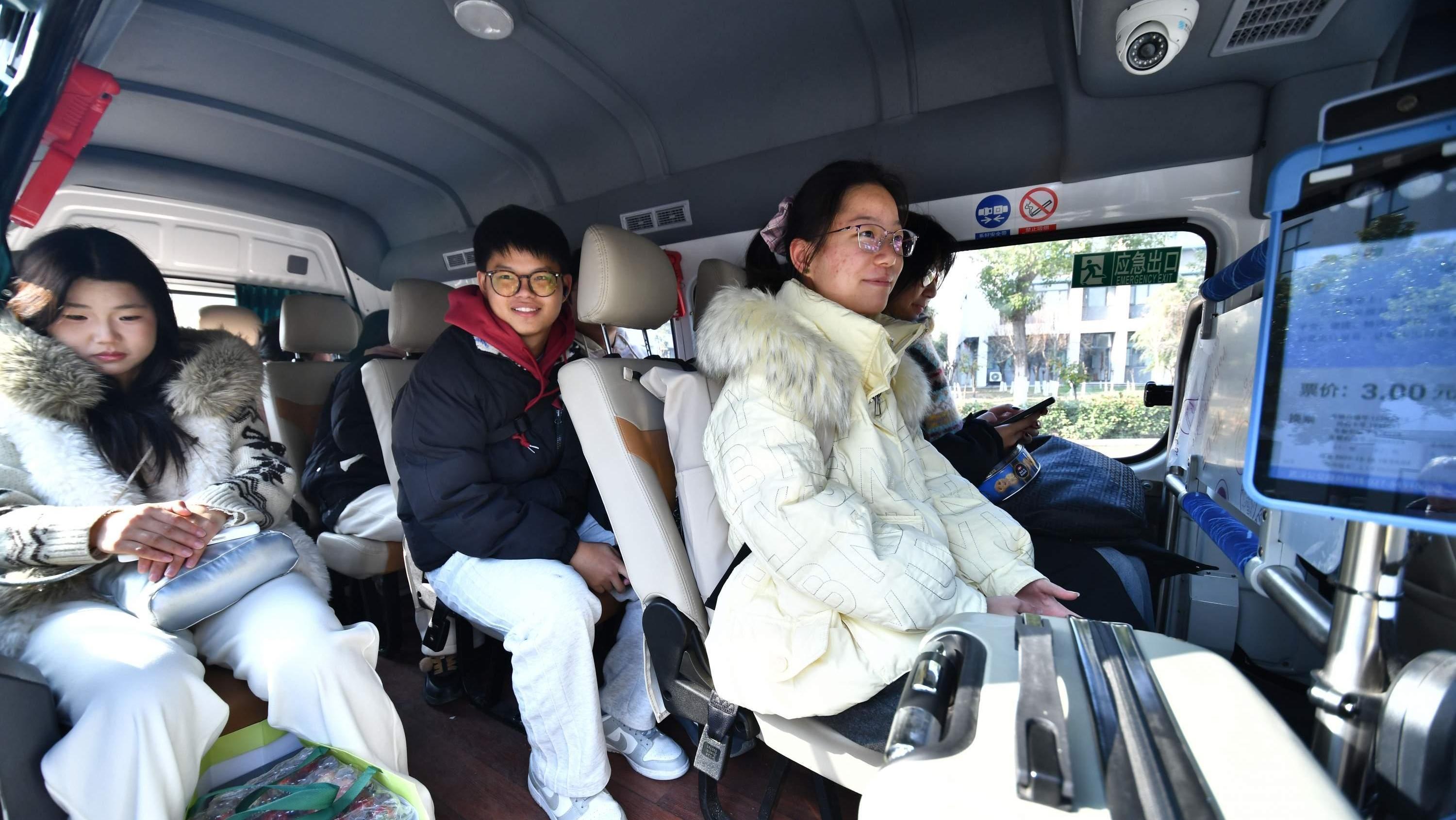 枝叶关情处，城市暖意生——笑脸在热气腾腾的日常里绽放