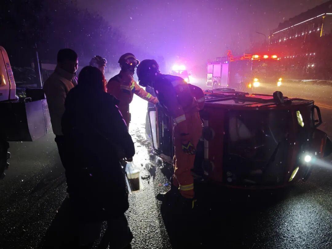 三輪車變身“碰碰車”發生側翻