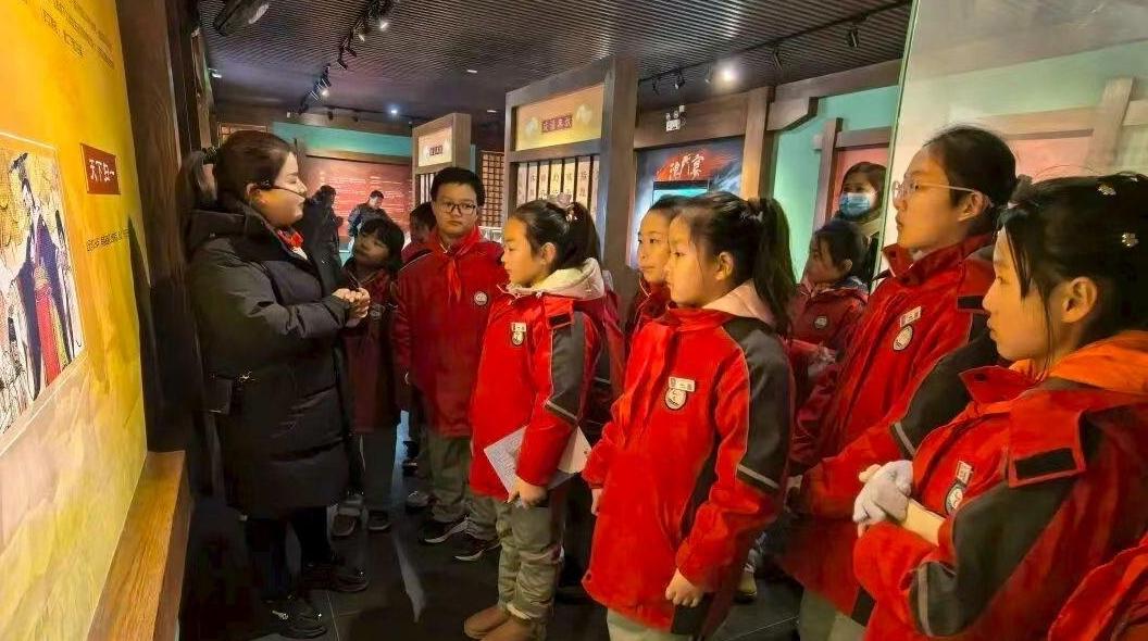 博物馆迎来“小小推介官”