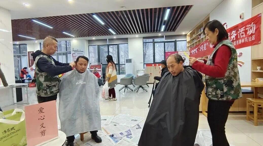 巧手迎新春 退役軍人志愿者社區開展“公益集市”活動