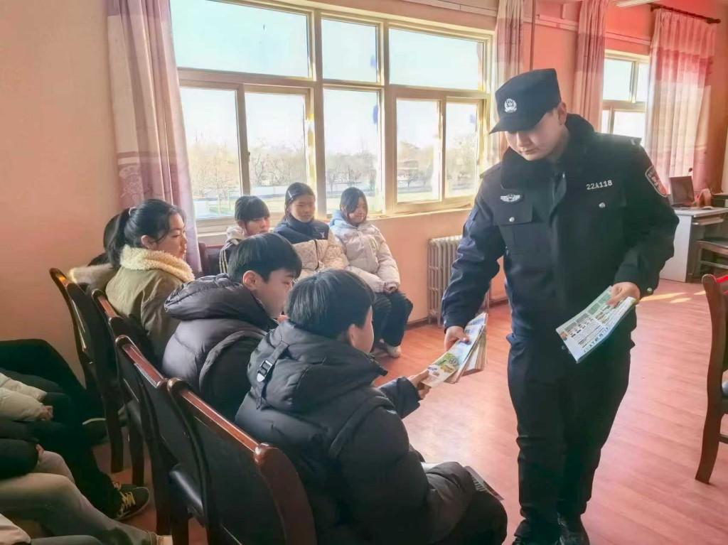 警校聯(lián)動(dòng)護(hù)苗成長(zhǎng)