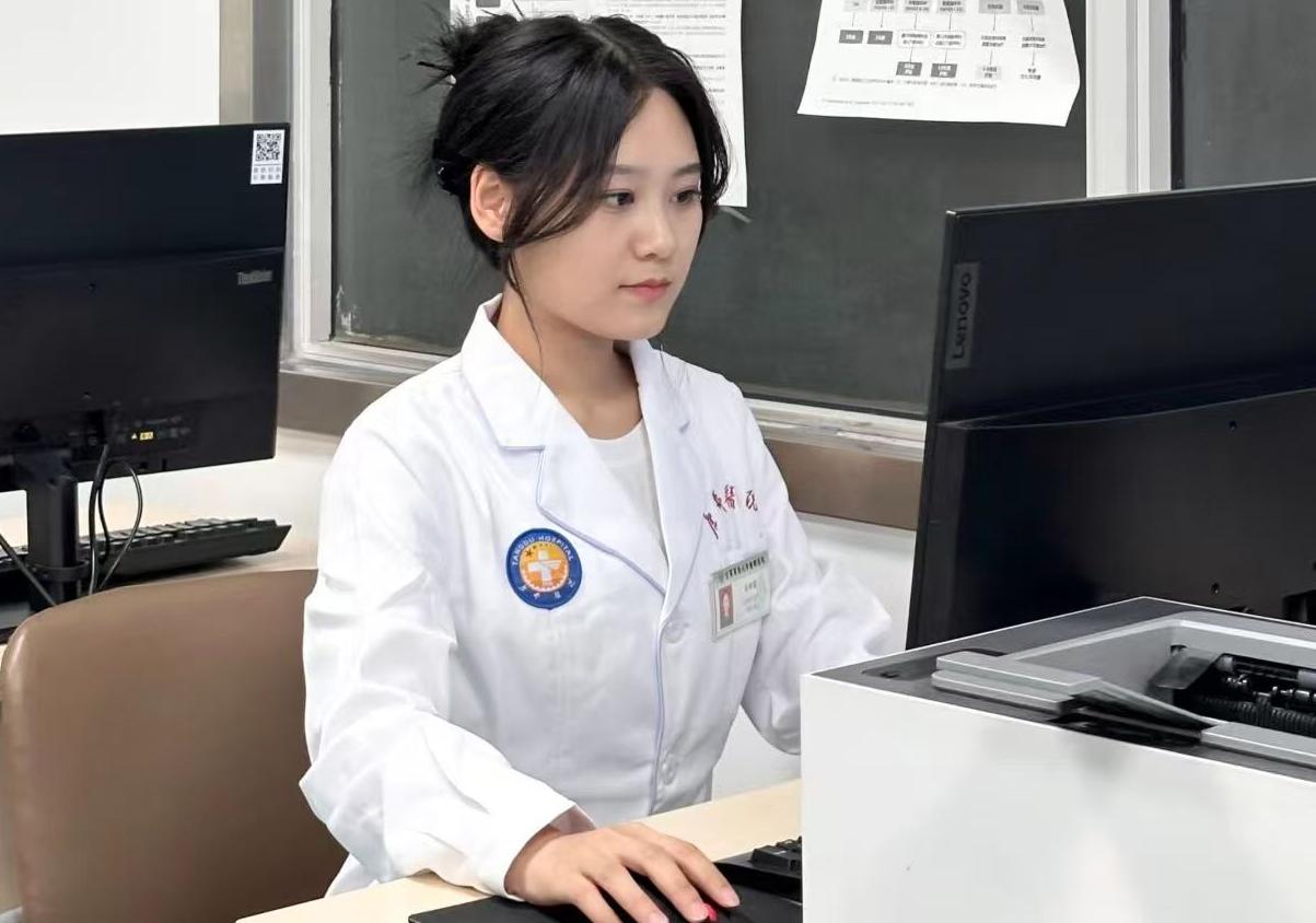 乘客高鐵上突發(fā)急癥情況緊急   唐都青年醫(yī)師挺身施救暖人心