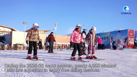 GLOBALink | PE class hits ski slopes in Altay, Xinjiang