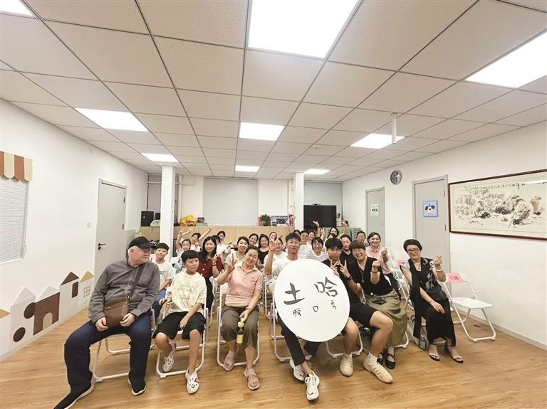 社區(qū)書記說脫口秀 笑聲中搭起“連心橋”