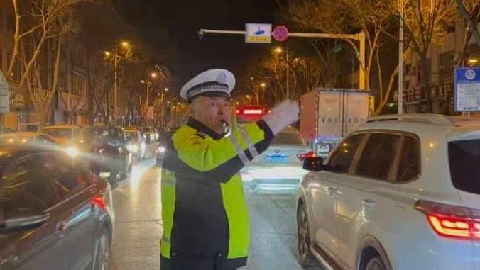 冬季护学不降温 靖边交警筑牢校园周边安全防线