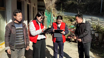 镇巴农商银行城北支行：践行普惠初心 上门办卡解民忧