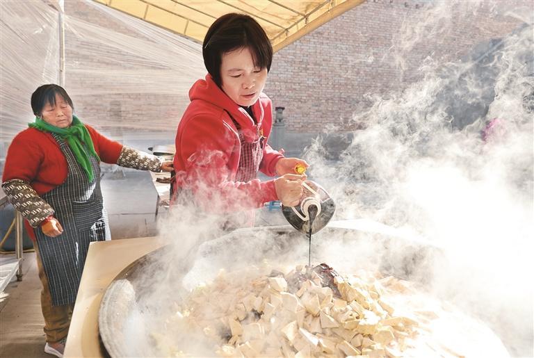 女子為留守老人送愛心餐
