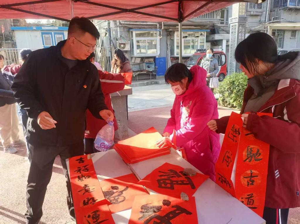 写春联逛集市 暖民心贺新春 红缨社区“民愿流动小集市”绘就和美图景