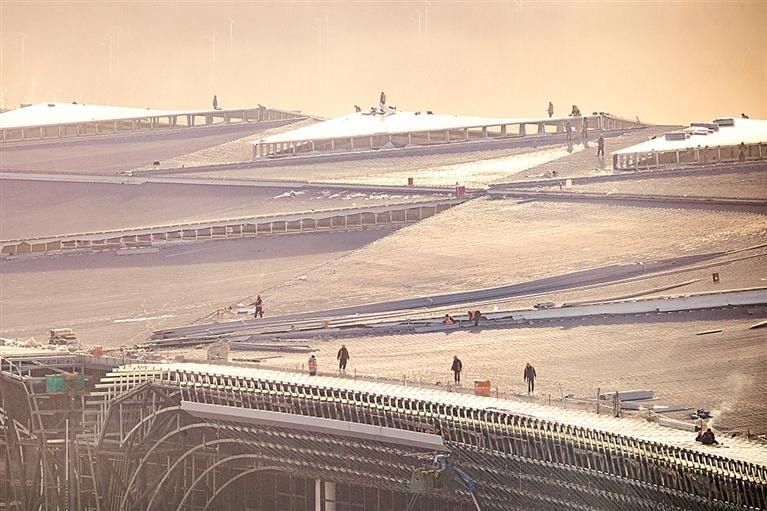 西安東站金屬屋面封頂