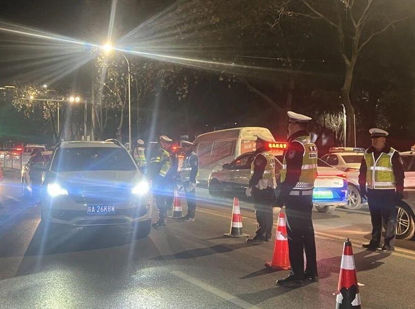 異地聯勤筑牢平安防線 灞橋交警跨區藍田開展酒醉駕違法專項查處行動