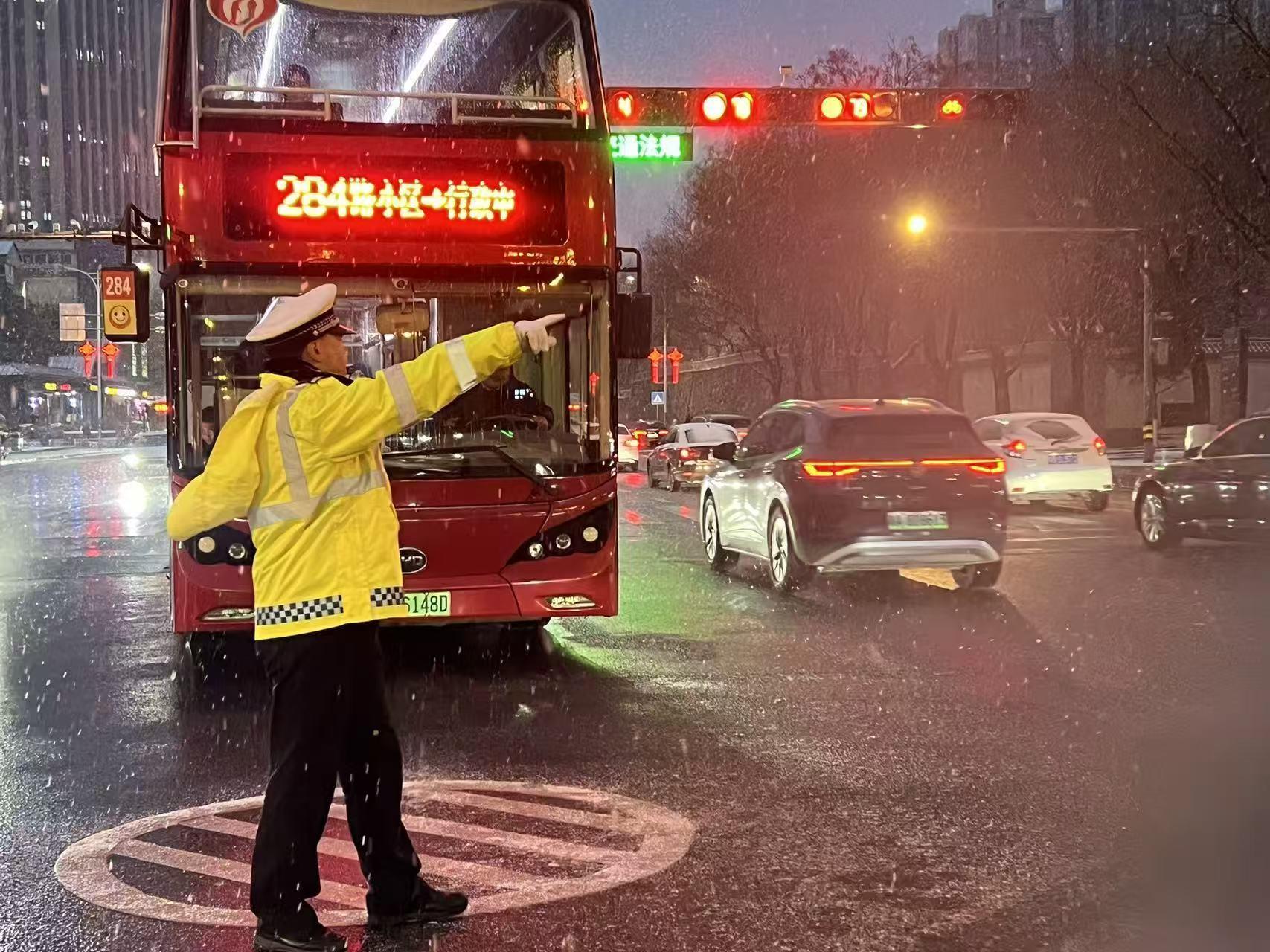 風雪守夜人！未央交警24小時堅守 筑牢雨雪天氣道路安全防線