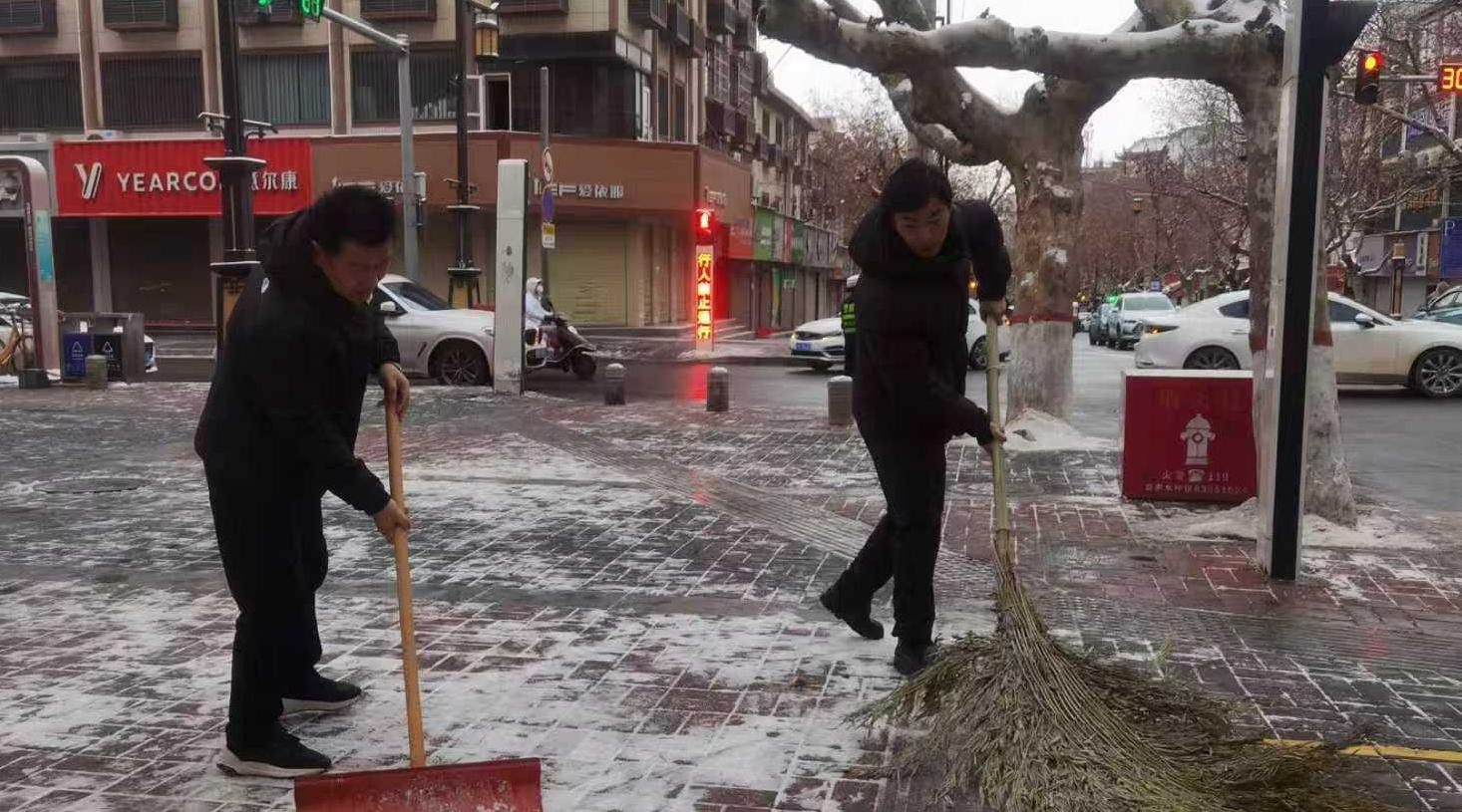 全力以赴清理積雪 護航市民安全出行