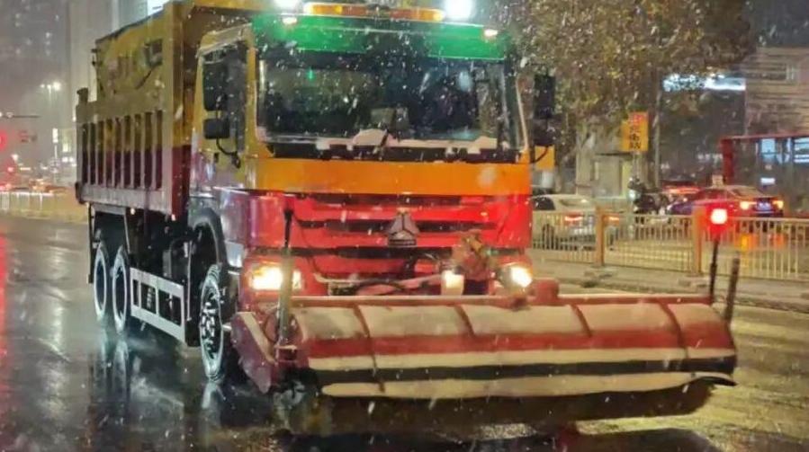 碑林區高效應對雨雪冰凍天氣 千余城管、環衛工作者連夜除雪保暢通