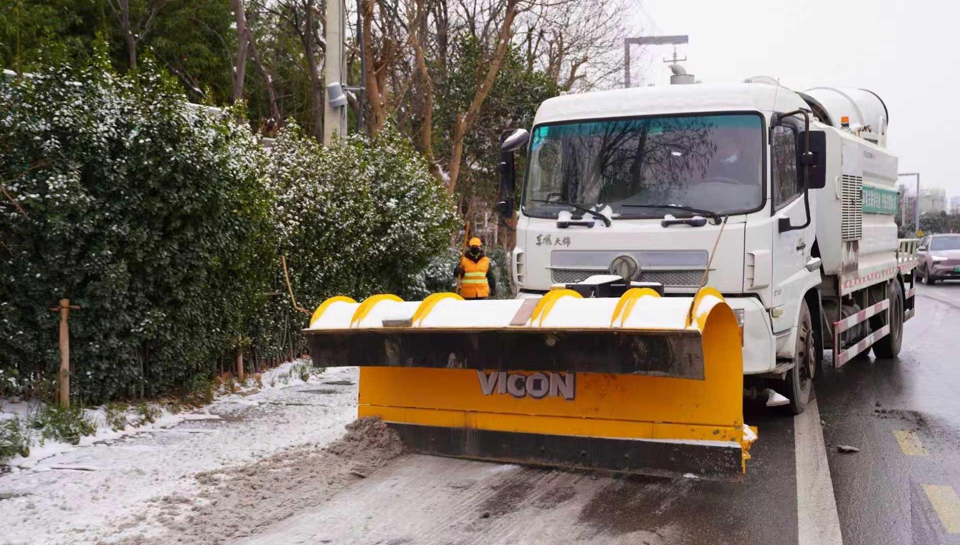 守護出行的“橘紅”：秦陵女子道班雪夜除雪保暢通