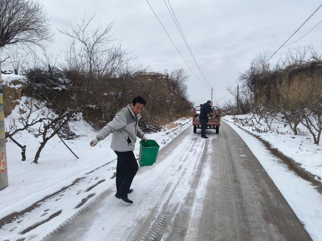聞雪而動 高效除冰 守護群眾安全出行