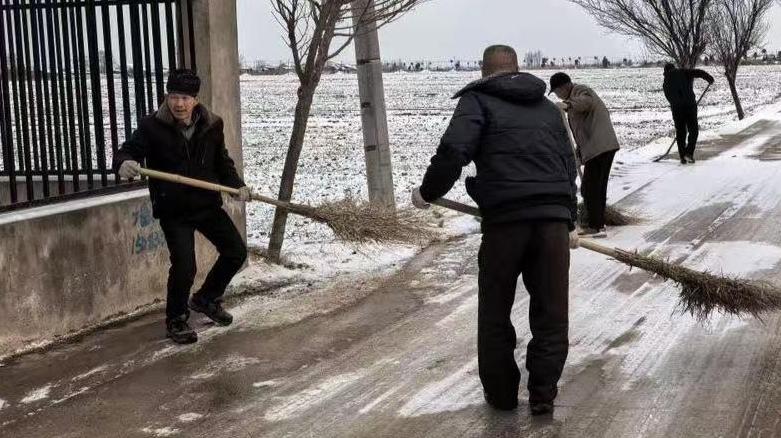 掃雪除冰齊行動 共同筑牢冬日安全防線