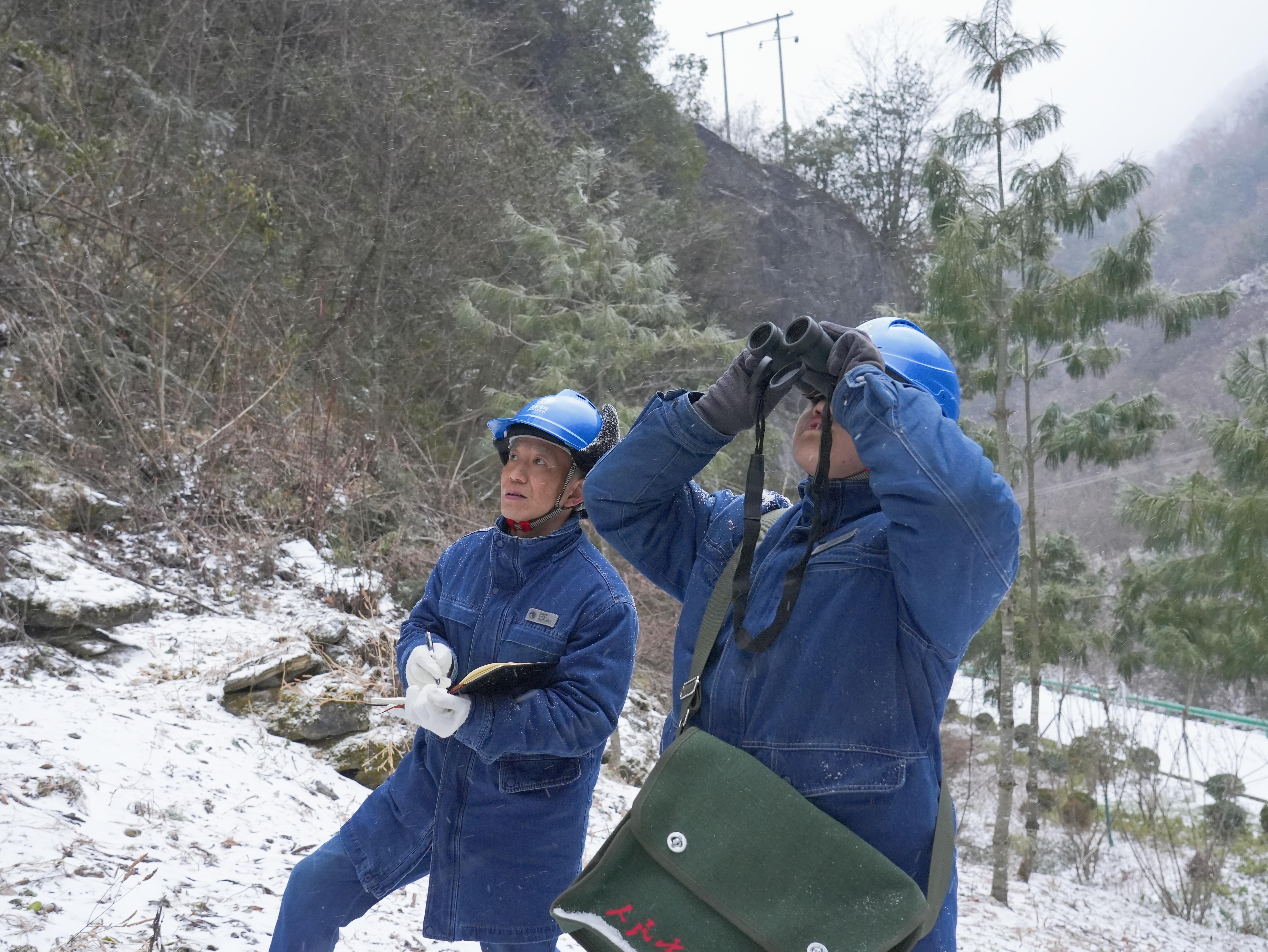 國網平利縣供電公司：踏雪破冰巡險徑 立體巡檢護光明