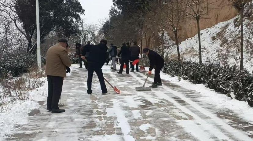 小金街道：聞雪而動 干群攜手保通暢