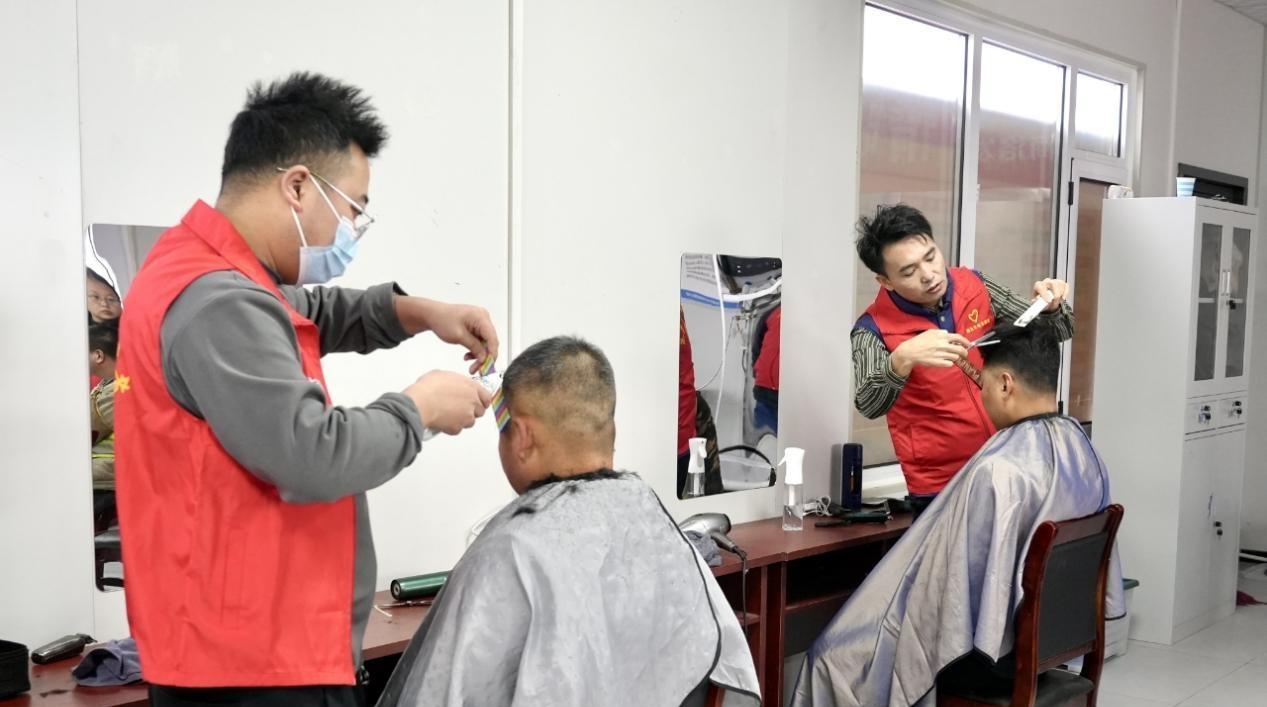 陜投集團商洛發電：愛心義剪進工地 火紅春聯暖人心