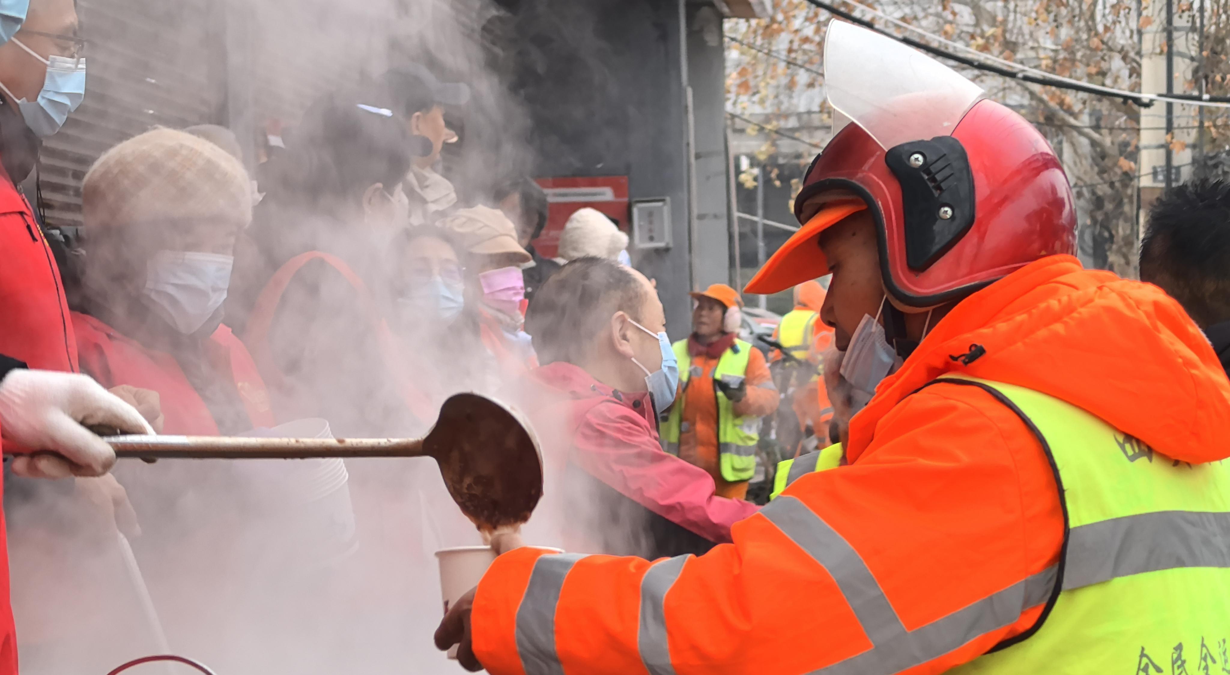 凌晨熬粥暖清晨，400余份臘八粥致敬“城市美容師”