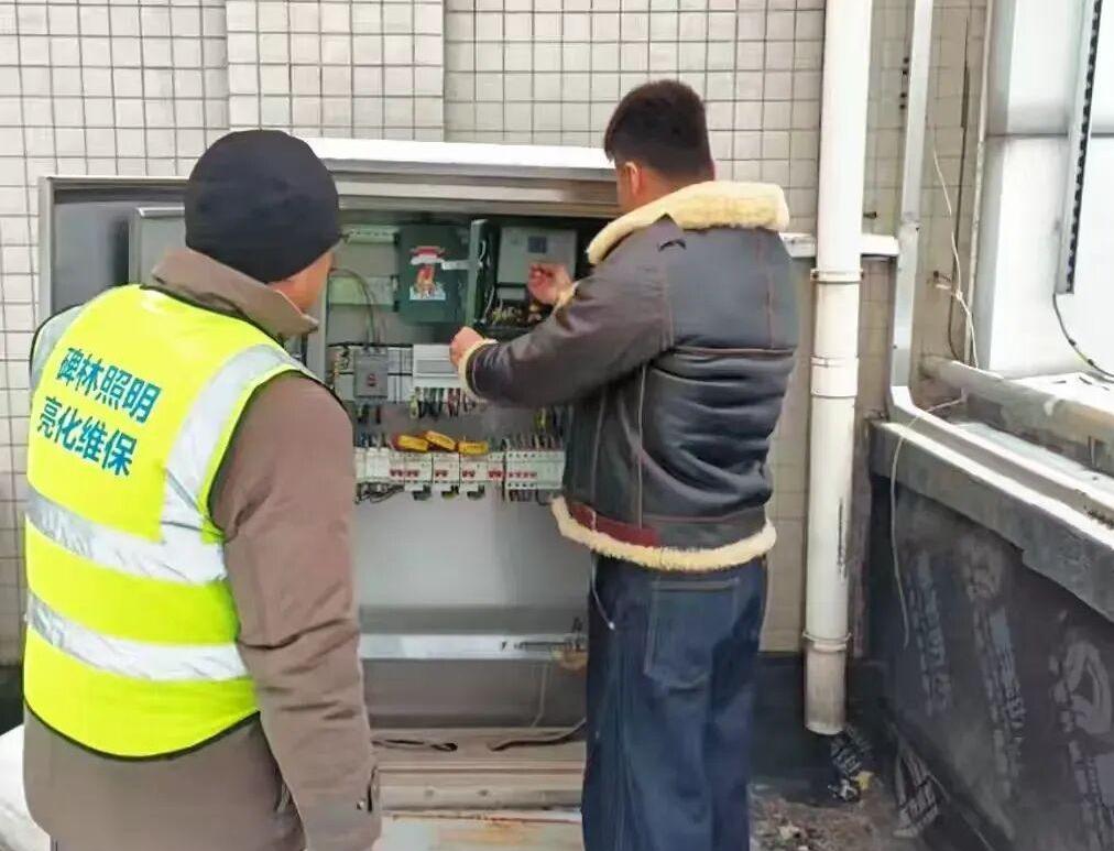 碑林城管打好風雪中的亮化安全保衛戰