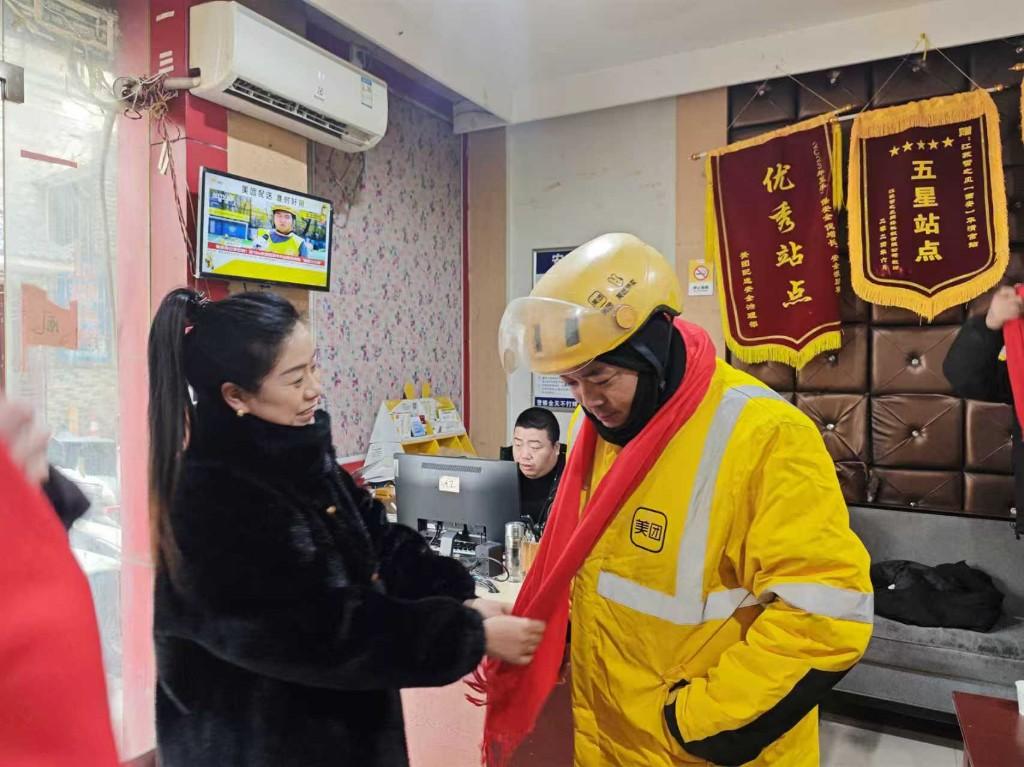 一碗臘八粥? 溫暖“趕路人”