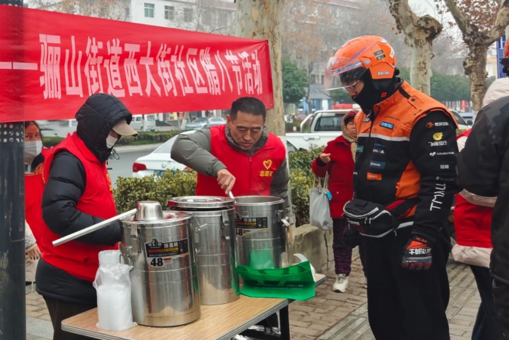 情濃臘八節 溫暖社區情