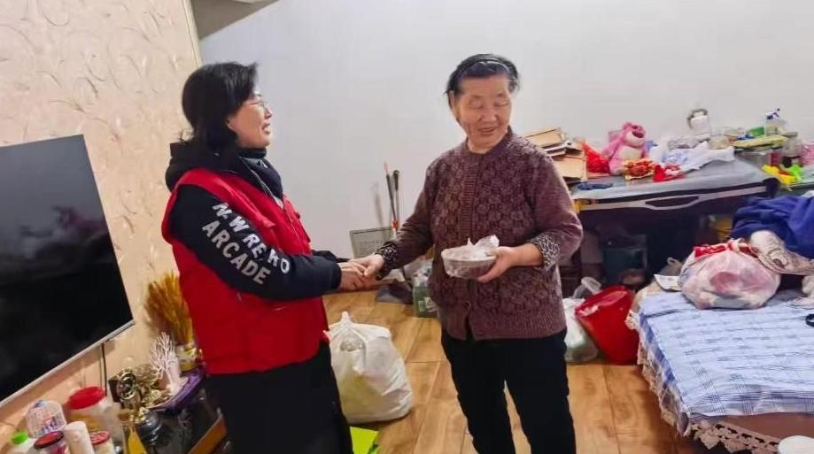 粥暖臘八 愛暖銀齡——碑林區樂居場第一社區開展情系獨居老人暖心行動