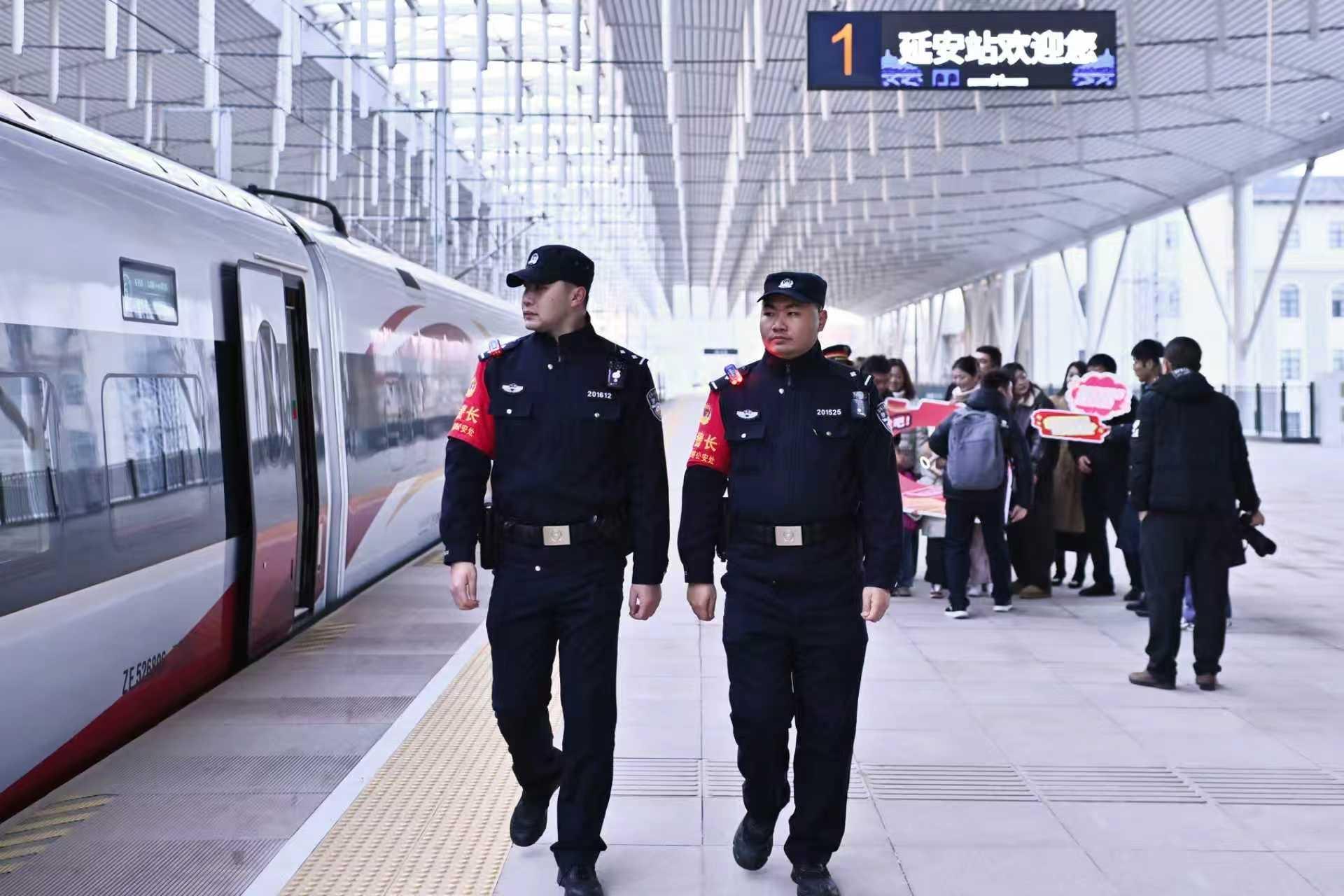 延安高鐵通北京  乘警護航啟新程