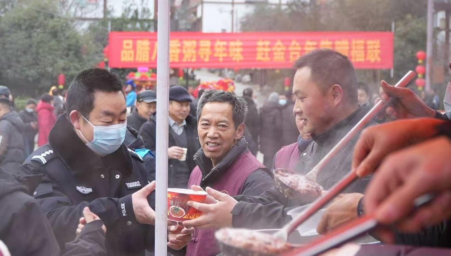品臘八香粥尋年味 赴金臺(tái)年集贈(zèng)福聯(lián)