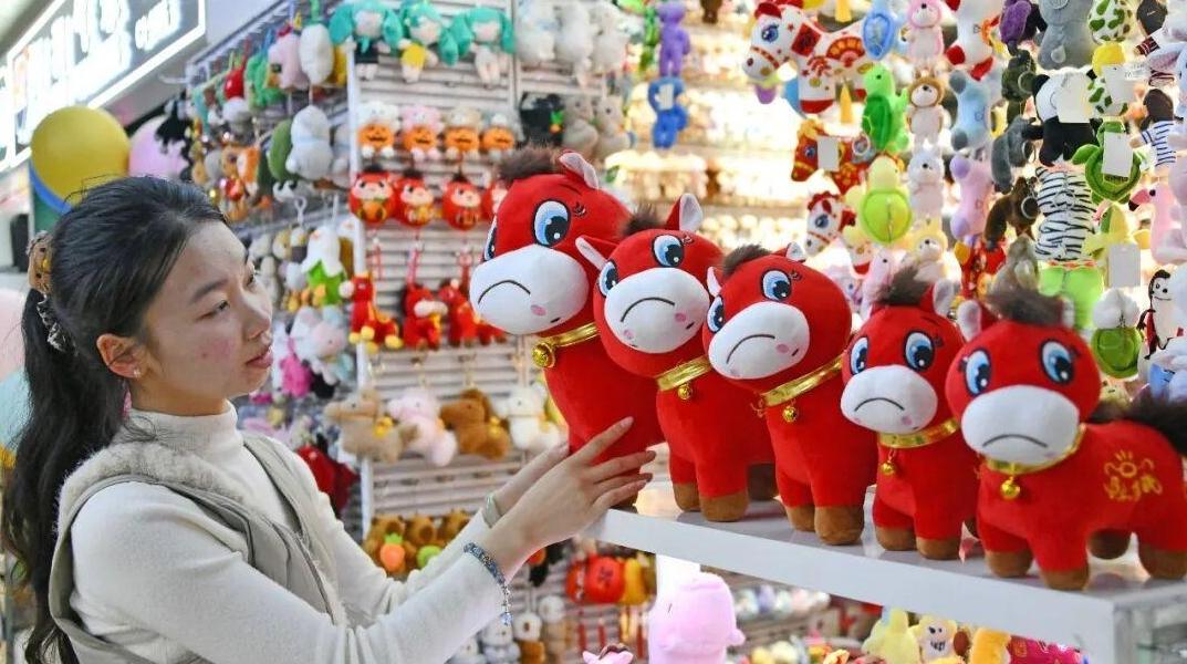 經濟熱點快評丨縫反了的“笑笑馬”意外走紅，背后的市場邏輯是什么？