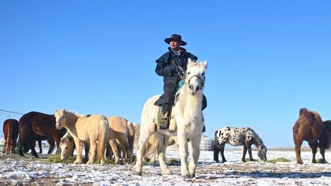 （新春走基層）肅北馬背上的新牧人：青春接力，從草原到文旅融合