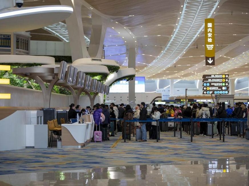 2.3億人次，972萬噸！粵港澳大灣區機場群2025年客貨量再創新高