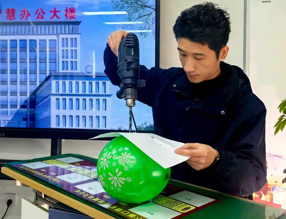 工匠絕活，電鉆穿紙，氣球無恙！