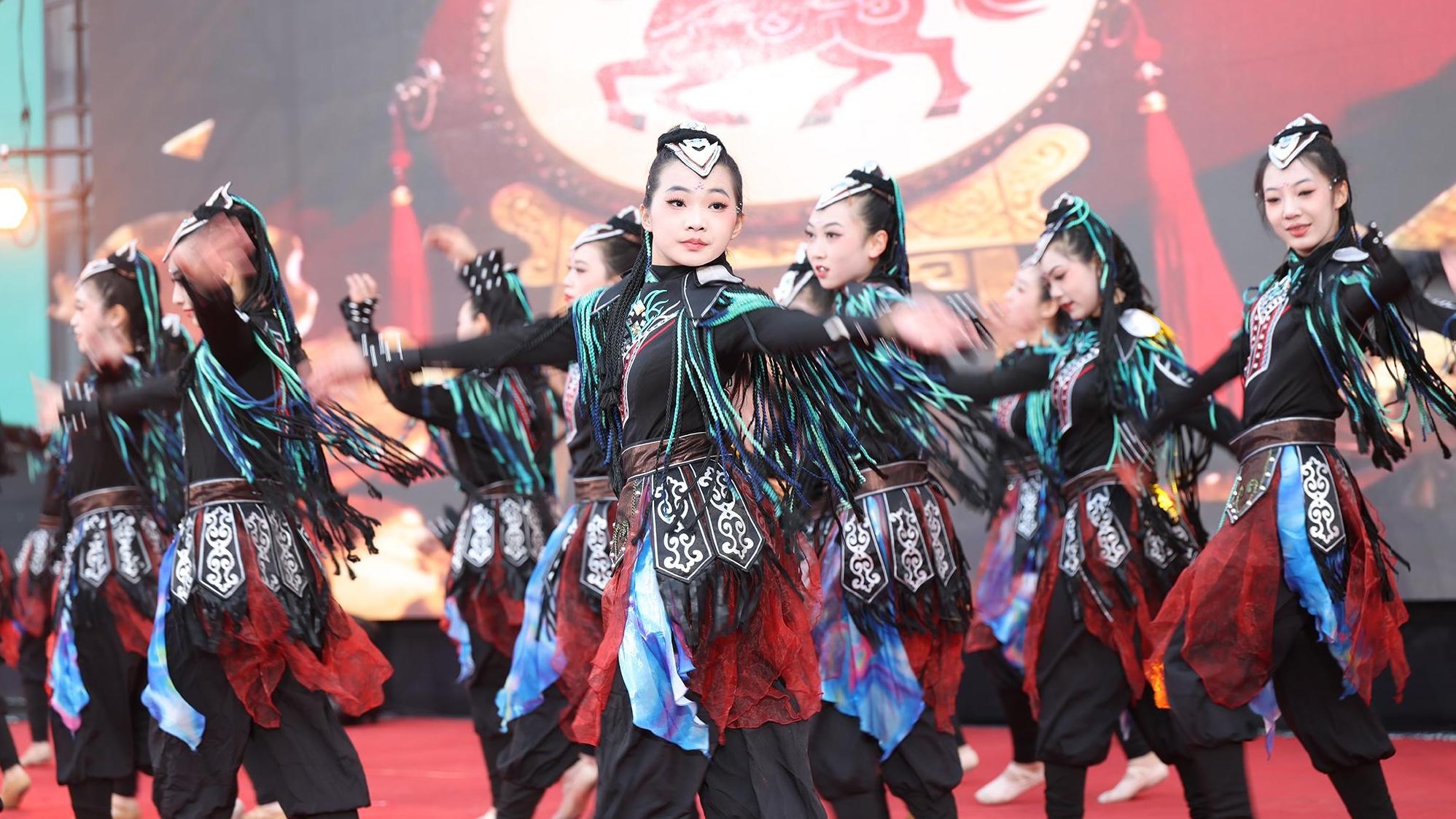 西安国际港务区高新一中陆港学校“十二时辰”迎新春游园活动精彩开幕