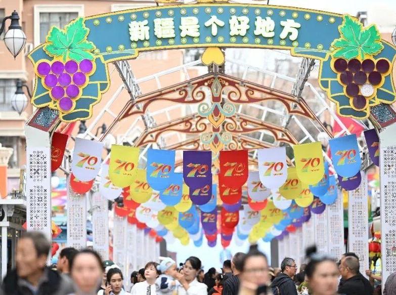 東西問丨黃斌：為何說新疆的民族發展史就是一部交往交流交融史？