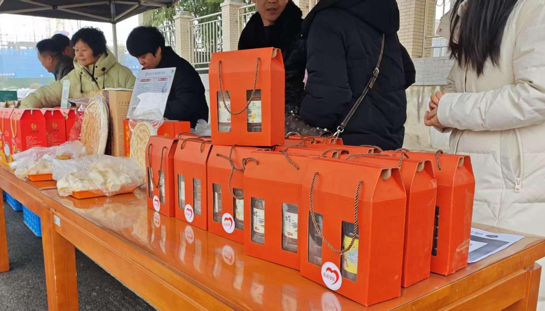 惠農年貨進軍營 軍民雙擁迎新春