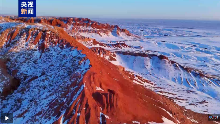 白雪映丹霞 戈壁雪景勾勒壯美畫卷