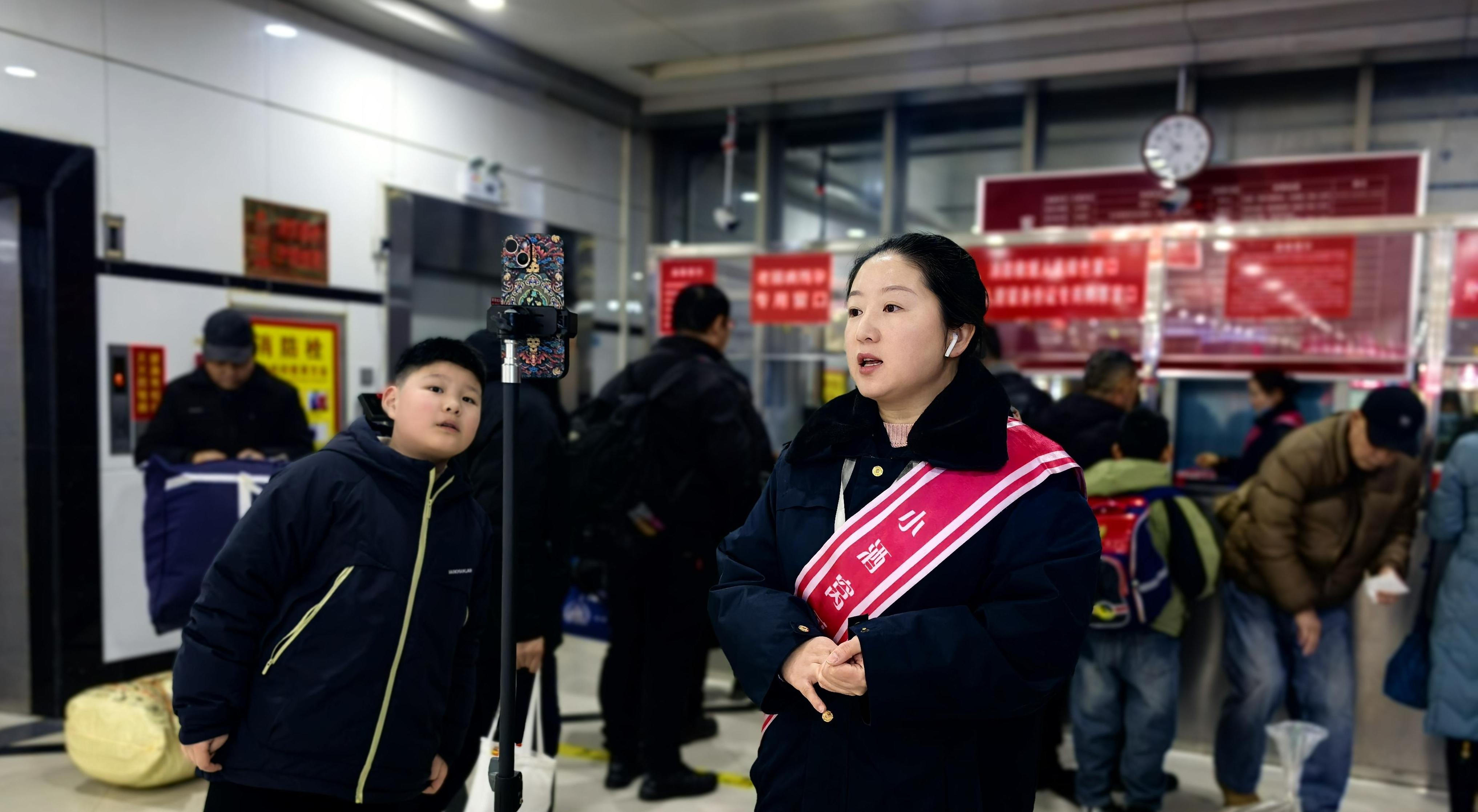 城西客運站開直播迎春運，云端答疑暖歸途