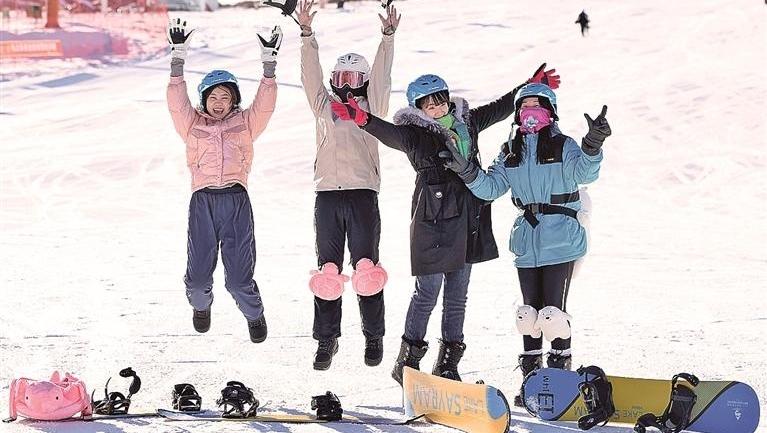 讓更多人愛上滑雪——新疆：冰雪運動火遍天山南北